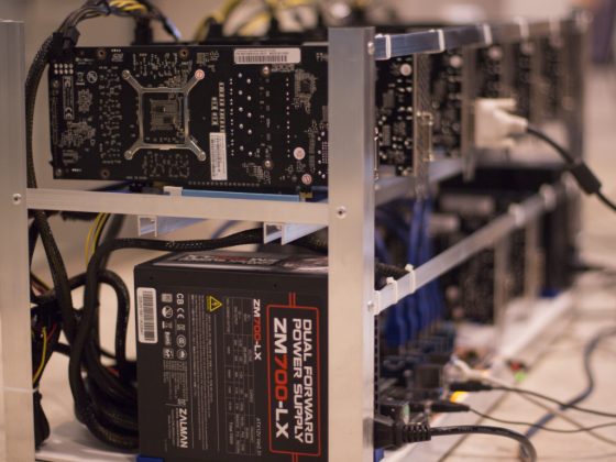 مجموعة أجهزة تستخدم لتعدين البيتكوين والعملات المشفرة الاخرى