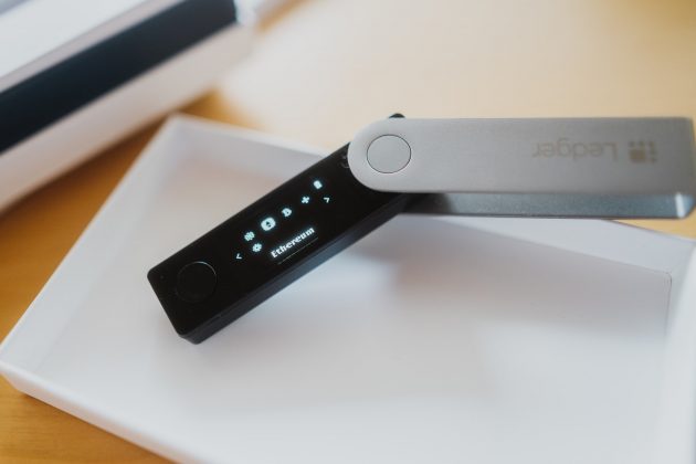 6 خطوات عليك اتباعها لحماية العملات المشفرة الخاصة بك 1 محفظة فيزيائية للعملات المشفرة من Ledger