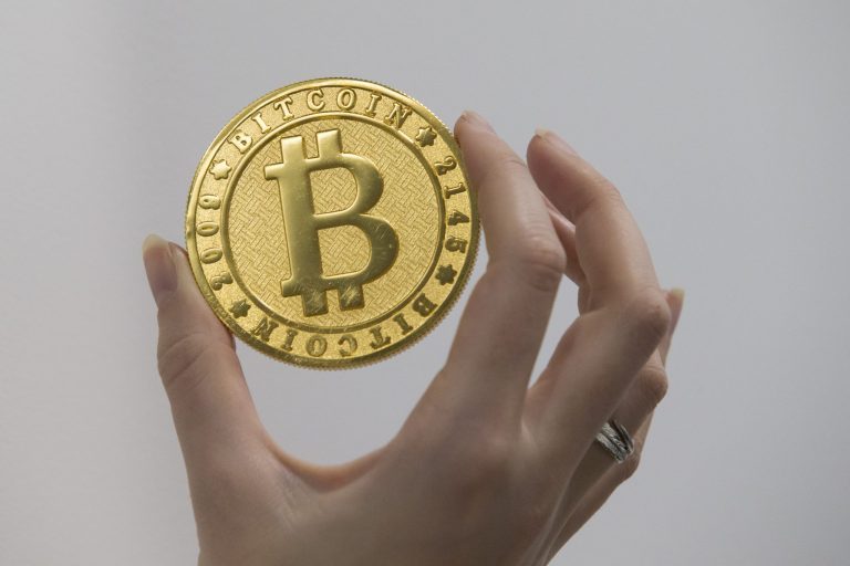 مؤشر البلوكتشن يشير إلى أن البيتكوين يبدي مقومة بأقل من قيمتها الحقيقية بالنسبة للقيمة السنوية بالدولار لسكون العملة