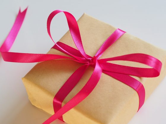 توزيع بعض الهدايا الترويجية المجانية